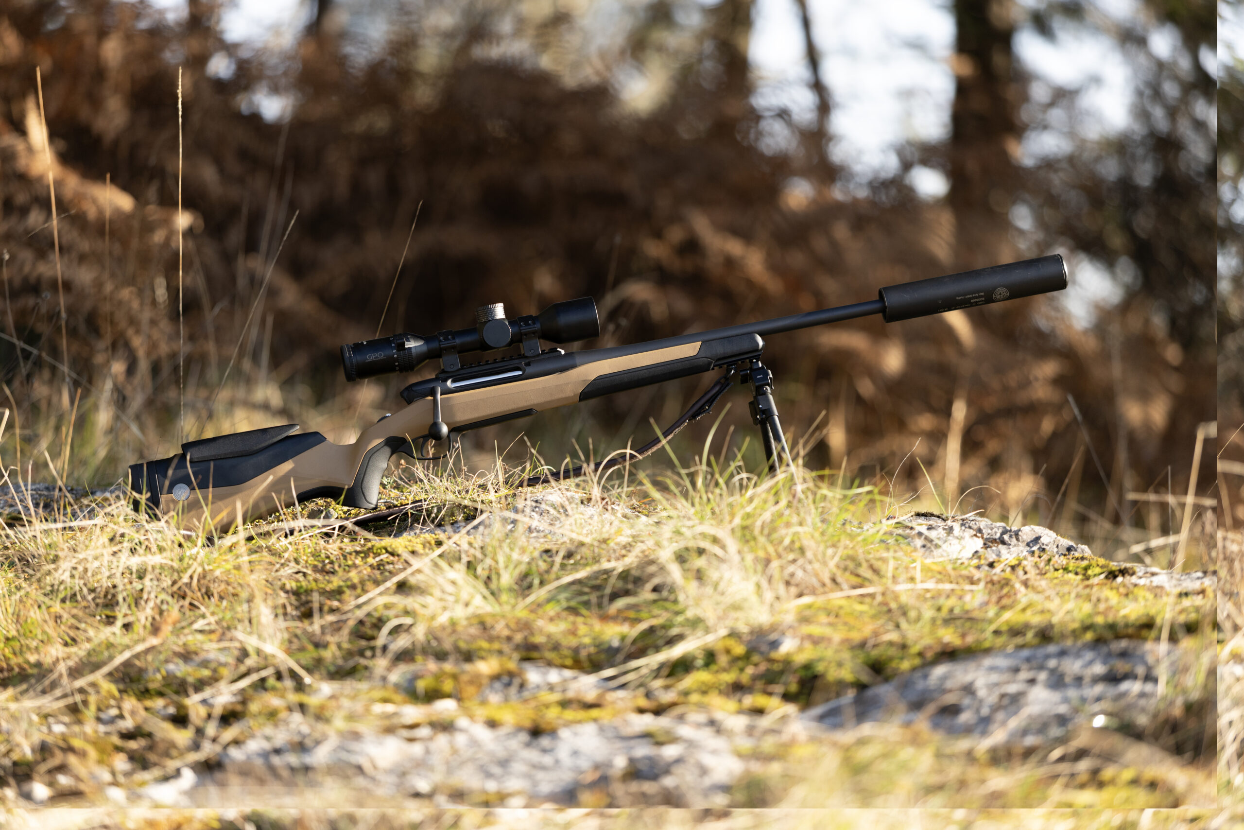 Rifle con visor sobre el monte